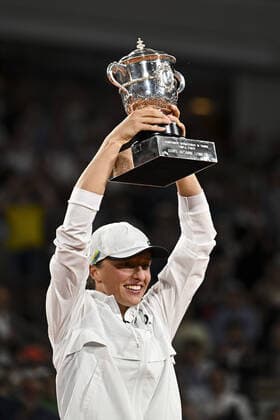 joie d Iga Sviatek (Pol) avec le trophee de la vainqueur TENNIS : Roland Garros 2022 - Finale simple femme - 04 06 2022 JBAutissier Panoramic 
