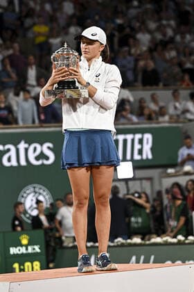joie d Iga Sviatek (Pol) avec le trophee de la vainqueur TENNIS : Roland Garros 2022 - Finale simple femme - 04 06 2022 JBAutissier Panoramic 