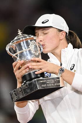 joie d Iga Sviatek (Pol) avec le trophee de la vainqueur TENNIS : Roland Garros 2022 - Finale simple femme - 04 06 2022 JBAutissier Panoramic 