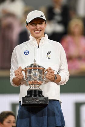 joie d Iga Sviatek (Pol) avec le trophee de la vainqueur TENNIS : Roland Garros 2022 - Finale simple femme - 04 06 2022 JBAutissier Panoramic 