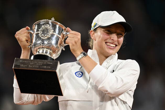 joie d Iga Sviatek (Pol) avec le trophee de la vainqueur TENNIS : Roland Garros 2022 - Finale simple femme - 04 06 2022 JBAutissier Panoramic 