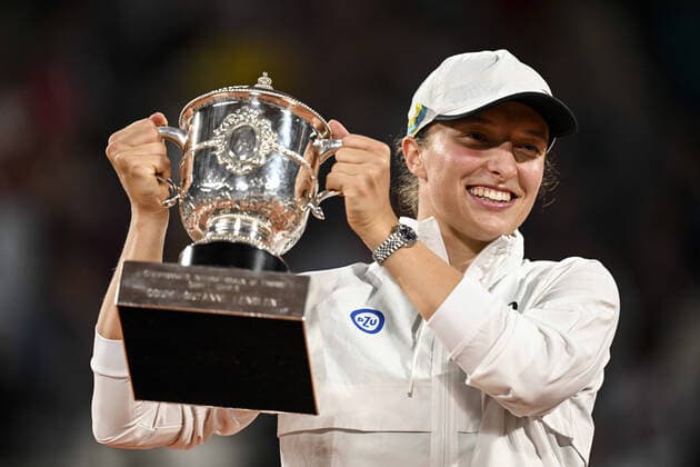 joie d Iga Sviatek (Pol) avec le trophee de la vainqueur TENNIS : Roland Garros 2022 - Finale simple femme - 04 06 2022 JBAutissier Panoramic 