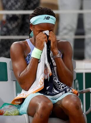 Mandatory Credit: Photo by Ella Ling Shutterstock (12959953j) Coco Gauff of USA cries French Open Tennis, Day 14, Roland Garros, Paris, France - 04 Jun 2022 French Open Tennis, Day 14, Roland Garros, Paris, France - 04 Jun 2022  Copyright: xEllaxLing Shutterstockx 12959953j