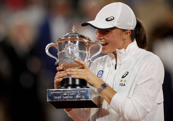 Mandatory Credit: Photo by Ella Ling Shutterstock (12959953b) Iga Swiatek of Poland bites the trophy French Open Tennis, Day 14, Roland Garros, Paris, France - 04 Jun 2022 French Open Tennis, Day 14, Roland Garros, Paris, France - 04 Jun 2022  Copyright: xEllaxLing Shutterstockx 12959953b