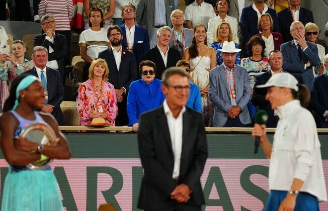 Mandatory Credit: Photo by Javier Garcia Shutterstock (12960014v) Billie Jean King and Ana Ivanovic look on from the President s Box as Iga Swiatek has a few words for Coco Gauff French Open Tennis, Day 14, Roland Garros, Paris, France - 04 Jun 2022 French Open Tennis, Day 14, Roland Garros, Paris, France - 04 Jun 2022  Copyright: xJavierxGarcia Shutterstockx 12960014v