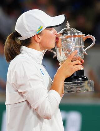 Mandatory Credit: Photo by Javier Garcia Shutterstock (12960014aa) With a Ukraine ribbon in her hair Iga Swiatek kisses the trophy French Open Tennis, Day 14, Roland Garros, Paris, France - 04 Jun 2022 French Open Tennis, Day 14, Roland Garros, Paris, France - 04 Jun 2022  Copyright: xJavierxGarcia Shutterstockx 12960014aa