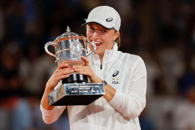 French Open 2022, Iga Swiatek with cup, trophy, award ceremony, presentation Tennis French Open 2022 Grand Slam ATP WTA ITF Roland Garros Paris France 4 June 2022 Copyright: xJuergenxHasenkopfx
