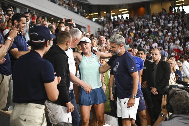 joie d Iga Sviatek (Pol) avec son clan TENNIS : Roland Garros 2022 - Finale simple femme - 04 06 2022 JBAutissier Panoramic 