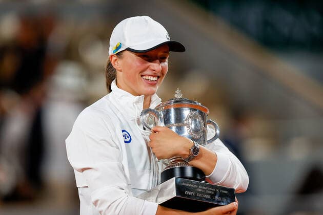 04 06 2022, Tennis, French Open 2022 Roland Garros Final Women Singles Iga Swiatek POL Coco Gauff USA , FRA, Paris, Roland Garros picture v li Iga Swiatek POL with trophy Copyright: HMBxMedia AntonioxBorga