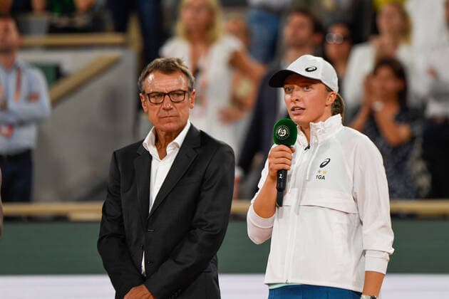 Roland Garros 2022 PARIS, IF - 04.06.2022: ROLAND GARROS 2022 - Iga Swiatek celebrates with cup after winning Roland Garros 2022 women& 39;s tournament after winning tennis match against Coco Gauff 2-0 (6-1, 6-3) held in Paris, France. (Photo: Richard Callis Fotoarena) x2215984x  RichardxCallis