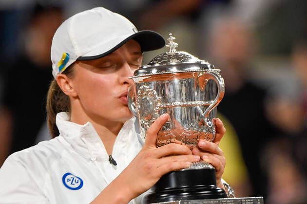 Roland Garros 2022 PARIS, IF - 04.06.2022: ROLAND GARROS 2022 - Iga Swiatek celebrates with cup after winning Roland Garros 2022 women& 39;s tournament after winning tennis match against Coco Gauff 2-0 (6-1, 6-3) held in Paris, France. (Photo: Richard Callis Fotoarena) x2215985x  RichardxCallis