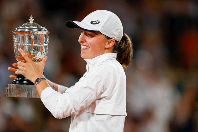 04 06 2022, Tennis, French Open 2022 Roland Garros Final Women Singles Iga Swiatek POL Coco Gauff USA , FRA, Paris, Roland Garros picture v li Iga Swiatek POL with trophy Copyright: HMBxMedia AntonioxBorga