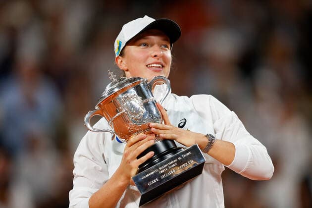 04 06 2022, Tennis, French Open 2022 Roland Garros Final Women Singles Iga Swiatek POL Coco Gauff USA , FRA, Paris, Roland Garros picture v li Iga Swiatek POL with trophy Copyright: HMBxMedia AntonioxBorga