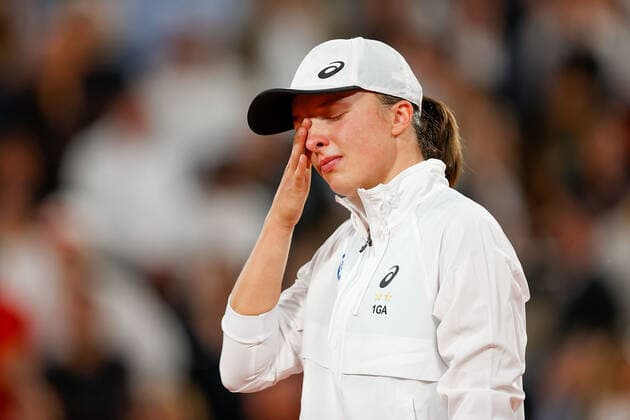 04 06 2022, Tennis, French Open 2022 Roland Garros Final Women Singles Iga Swiatek POL Coco Gauff USA , FRA, Paris, Roland Garros picture v li Iga Swiatek POL with cup, crying Copyright: HMBxMedia AntonioxBorga