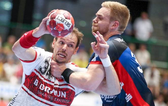 Wuppertal, 04 06 22, Handball Bundesliga, 32 match day, Bergischer Handball Club 06 MT Melsungen, Uni Halle Kai Haefner l of MT Melsungen fights Tom Kare Nikolaisen of Bergischer HC for the ball Bergischer HC MT Melsungen
