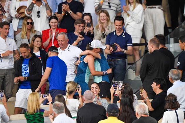 Roland Garros 2022 PARIS, IF - 04.06.2022: ROLAND GARROS 2022 - Iga Swiatek celebrates with family at the stadium after winning the 2022 Roland Garros women& 39;s tournament after winning the tennis match against Coco Gauff 2-0 (6-1, 6-3) held in Paris, France. (Photo: Richard Callis Fotoarena) x2216006x  RichardxCallis