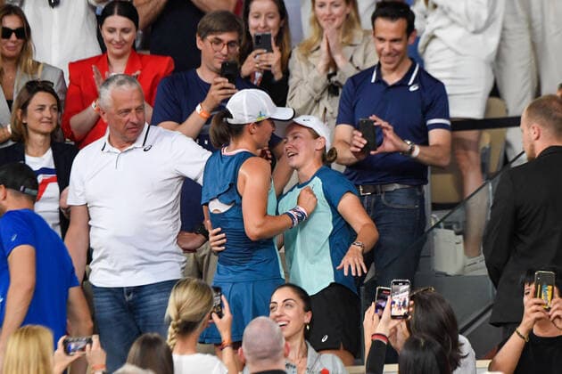 Roland Garros 2022 PARIS, IF - 04.06.2022: ROLAND GARROS 2022 - Iga Swiatek celebrates with family at the stadium after winning the 2022 Roland Garros women& 39;s tournament after winning the tennis match against Coco Gauff 2-0 (6-1, 6-3) held in Paris, France. (Photo: Richard Callis Fotoarena) x2216007x  RichardxCallis