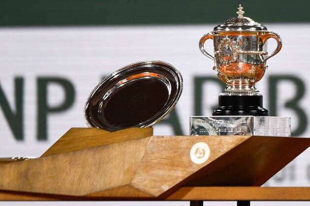 Roland Garros 2022 PARIS, IF - 04.06.2022: ROLAND GARROS 2022 - Tournament Cup after Iga Swiatek wins Roland Garros 2022 women& 39;s tournament after winning the tennis match against Coco Gauff 2-0 (6-1, 6-3) held in Paris, France. (Photo: Richard Callis Fotoarena) x2216008x  RichardxCallis