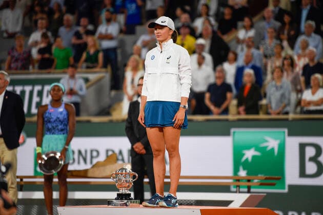 Roland Garros 2022 PARIS, IF - 04.06.2022: ROLAND GARROS 2022 - Iga Swiatek respects Poland& 39;s national anthem after winning Roland Garros women& 39;s tournament 2022 after winning tennis match against Coco Gauff 2-0 (6-1, 6-3) held in Paris, France. (Photo: Richard Callis Fotoarena) x2216019x  RichardxCallis