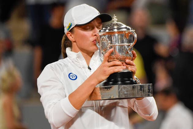 Roland Garros 2022 PARIS, IF - 04.06.2022: ROLAND GARROS 2022 - Iga Swiatek celebrates with cup after winning Roland Garros 2022 women& 39;s tournament after winning tennis match against Coco Gauff 2-0 (6-1, 6-3) held in Paris, France. (Photo: Richard Callis Fotoarena) x2216029x  RichardxCallis