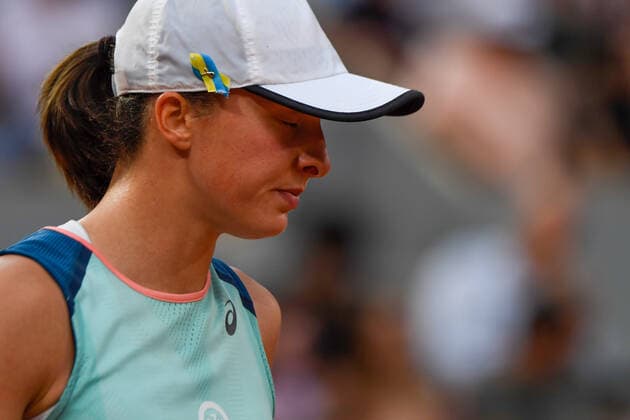 Roland Garros 2022 PARIS, IF - 04.06.2022: ROLAND GARROS 2022 - Bonet with the Ukrainian flag of Iga Swiatek during a tennis match against Coco Gauff valid for the final of the 2022 Roland Garros women& 39;s tournament held in Paris, France. Swiatek won 2-0 (6-1 6-3) (Photo: Richard Callis Fotoarena) x2216039x  RichardxCallis