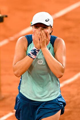 joie d Iga Sviatek (Pol) en fin de match TENNIS : Roland Garros 2022 - Finale simple femme - 04 06 2022 JBAutissier Panoramic 