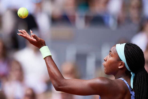 (220604) -- PARIS, June 4, 2022 -- Coco Gauff of the United States serves during the women s singles final against Iga Swiatek of Poland at the French Open tennis tournament at Roland Garros in Paris, France, June 4, 2022. ) (SP)FRANCE-PARIS-TENNIS-ROLAND GARROS-FRENCH OPEN-WOMEN S SINGLES FINAL MengxDingbo 