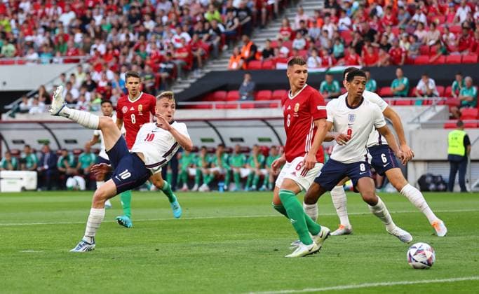 Fußball, Nations League, England - Ungarn Budapest, Hungary, 4th June 2022. Jarrod Bowen of England attempts a shot on goal during the UEFA Nations League match at Puskas Arena, Budapest. Picture credit should read: David Klein Sportimage EDITORIAL USE ONLY. No use with unauthorised audio, video, data, fixture lists, club league logos or live services. Online in-match use limited to 120 images, no video emulation. No use in betting, games or single club league player publications. SPI-1726-0049
