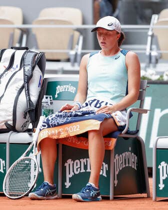 French Open 2022, Iga Swiatek sits on the chair and does breathing exercises Tennis French Open 2022 Grand Slam ATP WTA ITF Roland Garros Paris France 4 June 2022 Copyright: xJuergenxHasenkopfx