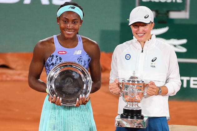 2022 French Open Women s Final Iga Swiatek and Coco Gauff posing for photos Roland Garros trophies after their match on Philipe Chatrier court in the 2022 French Open women s final. PARIS France  Copyright: xIbrahimxEzzatx originalFilename:ezzat-notitle220604_npMdU.jpg