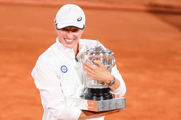 2022 French Open Women s Final Iga Swiatek posing for photos with the trophy of Roland Garros after her win against Coco Gauff on Philipe Chatrier court in the 2022 French Open women s final. PARIS France  Copyright: xIbrahimxEzzatx originalFilename:ezzat-notitle220604_np8SQ.jpg