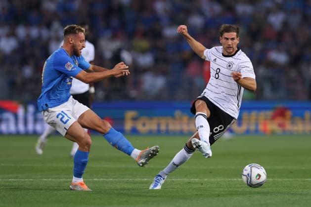 Sport Bilder des Tages Bologna, Italy, 4th June 2022. Leon Goretzka of Germany plays the ball as Davide Frattesi of Italy closes in during the UEFA Nations League match at Stadio Renato Dall Ara, Bologna. Picture credit should read: Jonathan Moscrop Sportimage EDITORIAL USE ONLY. No use with unauthorised audio, video, data, fixture lists, club league logos or live services. Online in-match use limited to 120 images, no video emulation. No use in betting, games or single club league player publications. SPI-1724-0001