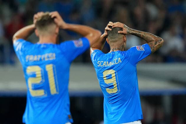 Sport Bilder des Tages Italy v Germany - UEFA Nations League Gianluca Scamacca of Italy and Davide Frattesi of Italy look dejected during the UEFA Nations League match between Italy and Germany at Stadio Renato Dall Ara, Bologna, Italy on 4 June 2022. Bologna Bologna Italy  Copyright: xGiuseppexMaffiax originalFilename:maffia-italyvge220604_npBNx.jpg