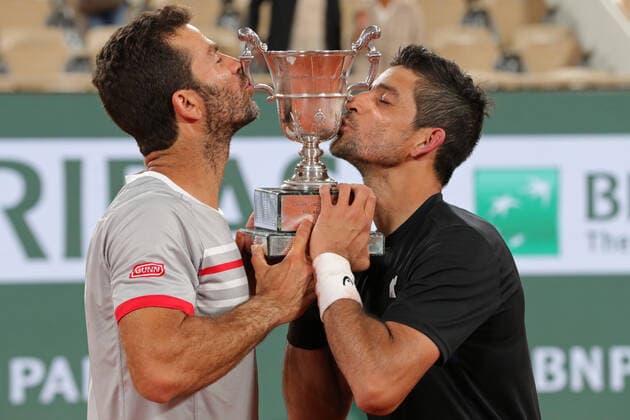 4th June 2022; Roland Garros, Paris, France: French Open Tennis tournament, mens doubles final; Marcelo Arevalo (ELS) and Jean-Julien Rojer (NED) kiss the winners trophy of the Men s Doubles after beating Ivan Dodig (CRO)and Austin Krajicek (USA)  ActionPlus12397003 JonxBromley