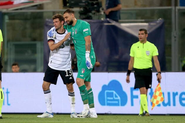 04 06 2022, Bologna, Italy, Renato Dall Ara , Italy vs Germany UEFA Nations League Path A Group 2, Thomas Mueller Germany nd goalkeeper Gianluigi Donnarumma Italy gestures, gestures Photo H Langer Bologna Renato Dall Ara Emilia Romagna Italy  541_ITAGER20220604_056 Langer-541