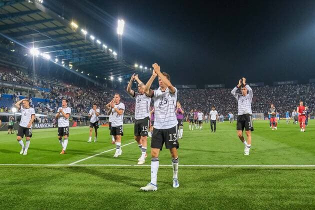 Thomas Mueller Germany, 13 and more players thank fans after the game, ITA, Italy vs Germany, football, Uefa Nations League, Matchday 1, Season 2022, 04 06 2022, ITA, Italy vs Germany, football, Nations League, Matchday 1, Season 2022, 04 06 2022 Bologna. Copyright: xEibner-Pressefotox EP_EER