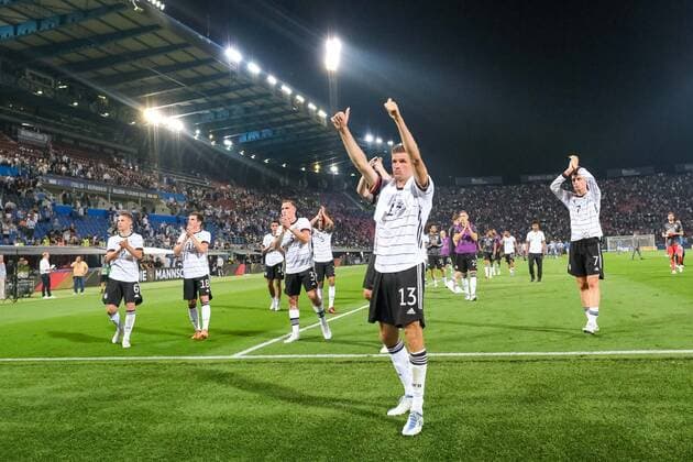 Thomas Mueller Germany, 13 and more players thank fans after the game, ITA, Italy vs Germany, football, Uefa Nations League, Matchday 1, Season 2022, 04 06 2022, ITA, Italy vs Germany, football, Nations League, Matchday 1, Season 2022, 04 06 2022 Bologna. Copyright: xEibner-Pressefotox EP_EER