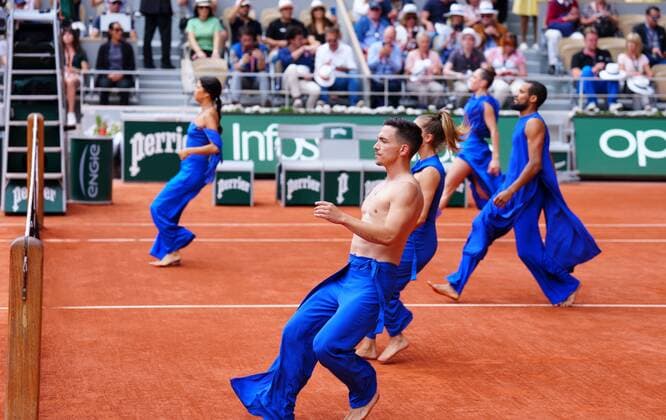 Mandatory Credit: Photo by Javier Garcia Shutterstock (12960014cd) Contemporary dancers on court before the Women s Final French Open Tennis, Day 14, Roland Garros, Paris, France - 04 Jun 2022 French Open Tennis, Day 14, Roland Garros, Paris, France - 04 Jun 2022  Copyright: xJavierxGarcia Shutterstockx 12960014cd