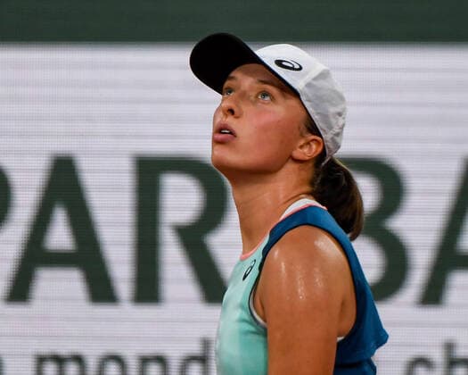 Roland Garros 2022 PARIS, IF - 04.06.2022: ROLAND GARROS 2022 - Iga Swiatek prepares for a point of play during a tennis match against Coco Gauff valid for the final of the Roland Garros 2022 women& 39;s tournament held in Paris, France. Swiatek won 2-0 (6-1 6-3) (Photo: Richard Callis Fotoarena) x2216212x  RichardxCallis