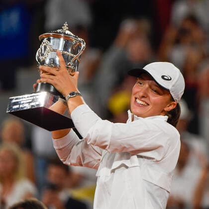 Roland Garros 2022 PARIS, IF - 04.06.2022: ROLAND GARROS 2022 - Iga Swiatek celebrates with cup after winning Roland Garros 2022 women& 39;s tournament after winning tennis match against Coco Gauff 2-0 (6-1, 6-3) held in Paris, France. (Photo: Richard Callis Fotoarena) x2216222x  RichardxCallis