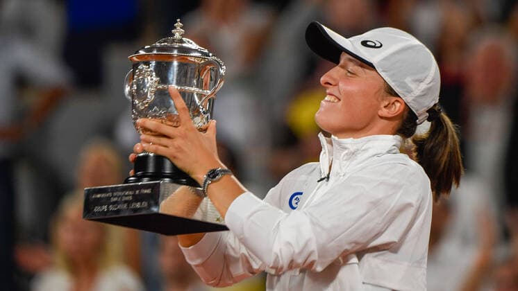 Roland Garros 2022 PARIS, IF - 04.06.2022: ROLAND GARROS 2022 - Iga Swiatek celebrates with cup after winning Roland Garros 2022 women& 39;s tournament after winning tennis match against Coco Gauff 2-0 (6-1, 6-3) held in Paris, France. (Photo: Richard Callis Fotoarena) x2216223x  RichardxCallis
