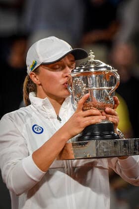 Roland Garros 2022 PARIS, IF - 04.06.2022: ROLAND GARROS 2022 - Iga Swiatek celebrates with cup after winning Roland Garros 2022 women& 39;s tournament after winning tennis match against Coco Gauff 2-0 (6-1, 6-3) held in Paris, France. (Photo: Richard Callis Fotoarena) x2216224x  RichardxCallis