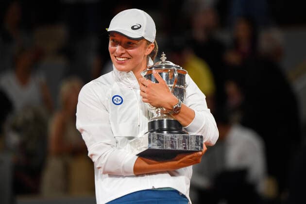 Roland Garros 2022 PARIS, IF - 04.06.2022: ROLAND GARROS 2022 - Iga Swiatek celebrates with cup after winning Roland Garros 2022 women& 39;s tournament after winning tennis match against Coco Gauff 2-0 (6-1, 6-3) held in Paris, France. (Photo: Richard Callis Fotoarena) x2216225x  RichardxCallis