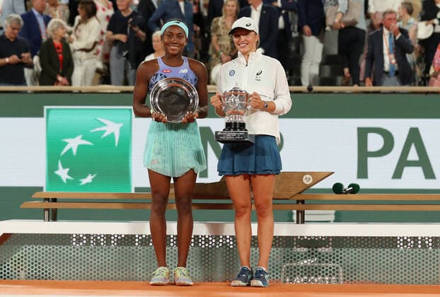 Sport Bilder des Tages (220605) -- PARIS, June 5, 2022 -- Coco Gauff (L) and Iga Swiatek pose for photos during the awarding ceremony after their women s singles final at the French Open tennis tournament at Roland Garros in Paris, France, June 4, 2022. ) (SP)FRANCE-PARIS-TENNIS-ROLAND GARROS-FRENCH OPEN-WOMEN S SINGLES-FINAL GaoxJing 