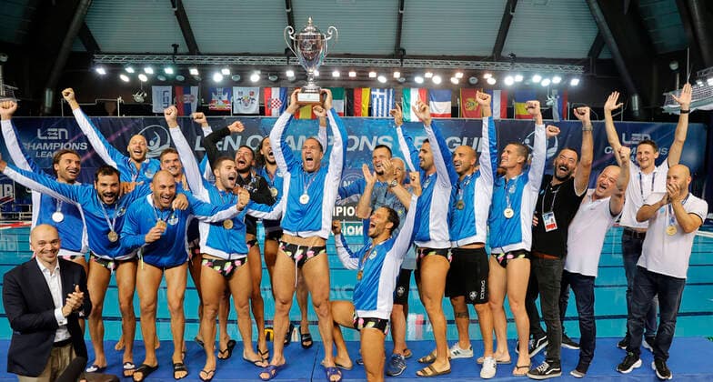 Sport Themen der Woche KW22 Sport Bilder des Tages (220605) -- BELGRADE, June 5, 2022 -- Pro Recco s players and staff celebrate victory after defeating Novi Beograd in LEN Champions League final waterpolo match in Belgrade, Serbia, on June 4, 2022. (Photo by Xinhua) (SP)SERBIA-BELGRADE Water polo, Wasserball CHAMPIONS LEAGUE-NOVI BEOGRAD VS PRO RECCO PredragxMilosavljevic 