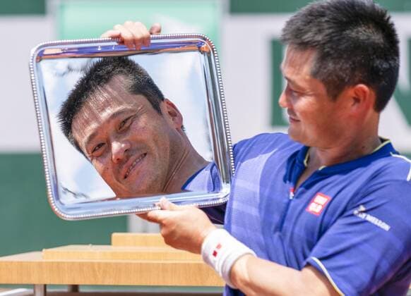 Tennis: French Open Shingo Kunieda of Japan celebrates with the victor s trophy after winning the men s wheelchair singles final against Gustavo Fernandez of Argentina at the French Open tennis tournament in Paris on June 4, 2022.  A14AA0001297328P