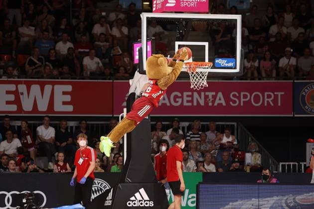 Sport Themen der Woche KW22 Sport Bilder des Tages Maskottchen Berni benutzt ein Trampolin, um einen Korb zu erzielen. GER, FC Bayern Basketball vs. Telekom Baskets Bonn, Basketball, 1.Bundesliga, Saison 2021 2022, Playoffs, Halbfinale Spiel 3, 04.06.2021, GER, FC Bayern Basketball vs. Telekom Baskets Bonn, Basketball, 1.Bundesliga, Saison 2021 2022, Playoffs, Halbfinale Spiel 3, 04.06.2021, München *** Mascot Berni uses a trampoline to score a basket GER, FC Bayern Basketball vs Telekom Baskets Bonn, basketball, 1 Bundesliga, 2021 2022 season, playoffs, semifinals game 3, 04 06 2021, GER, FC Bayern Basketball vs Telekom Baskets Bonn, basketball, 1 Bundesliga, 2021 2022 season, playoffs, semifinals game 3, 04 06 2021, Munich, Germany Copyright: xEIBNER MarcelxEngelbrechtx EP_EER