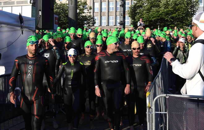 Sport Themen der Woche KW22 Sport Bilder des Tages GER; Ironman Hamburg 05.06.2022, GER; Ironman Hamburg, im Bild die Jedermaenner beim Start in die Binnenalster am Jungfernstieg mit Schlappen im Vordergrund *** GER Ironman Hamburg 05 06 2022, GER Ironman Hamburg, in the picture the Jedermaenner at the start into the Binnenalster at the Jungfernstieg with slippers in the foreground nordphotoxGmbH xWitke nph00002