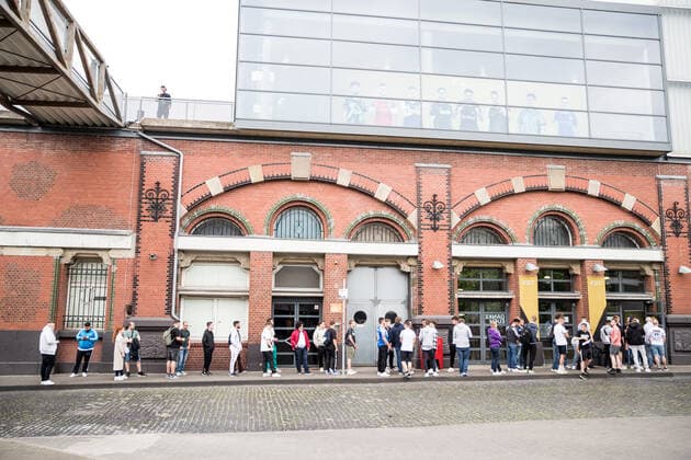 VBL Grand Final by bevestor 05 06 2022 Fans wait in front of the XPOST for the entrance Virtual Bundesliga Grand Final by bevestor, Koeln, XPOST Copyright: xBEAUTIFULxSPORTS Wunderlx