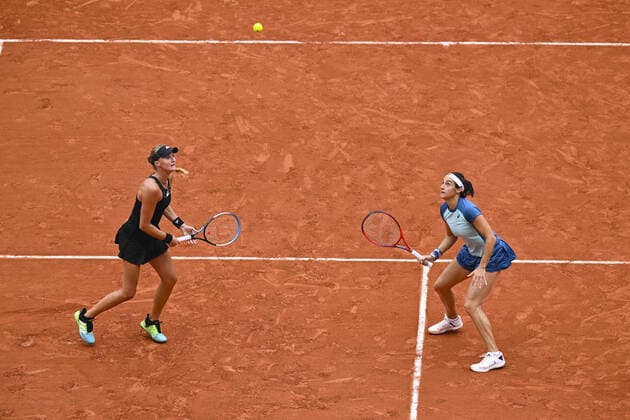 Caroline Garcia (Fra) Kristina Mladenovic (Fra) TENNIS : Roland Garros 2022 - Finale double femme - 05 06 2022 JBAutissier Panoramic 